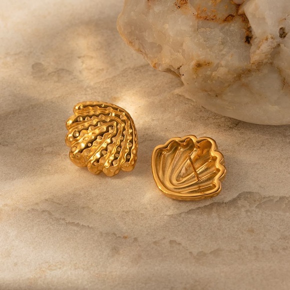18K Gold Textured Earrings*Shell Earrings*Beach Jewelry*Vintage Earrings - Picture 3 of 5